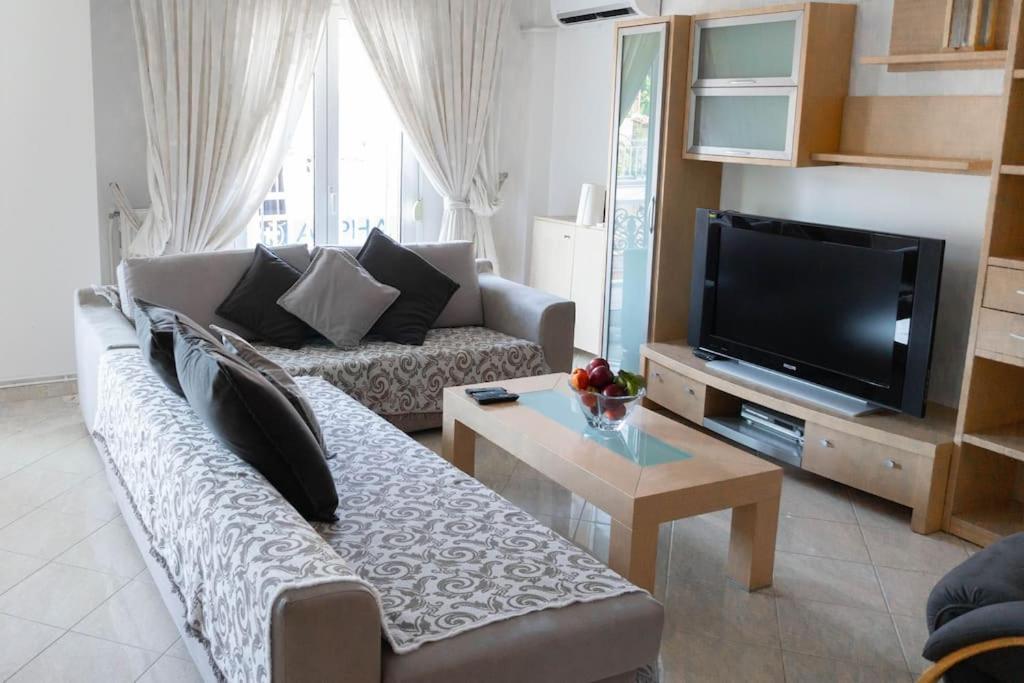 2 Bedroom Holiday Flat, Renovated, In The Centre Aszproválta Kültér fotó