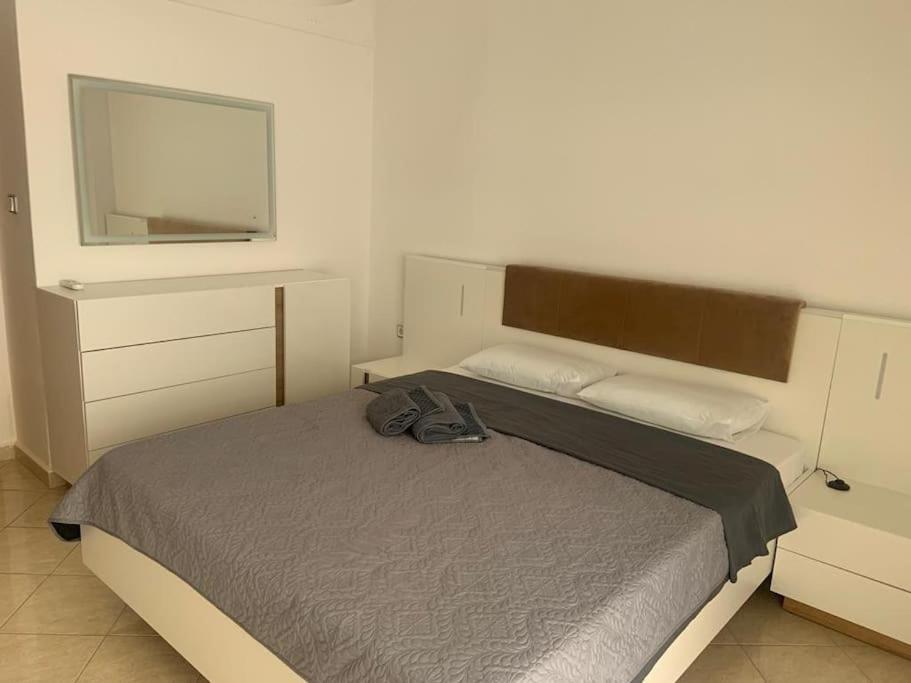 2 Bedroom Holiday Flat, Renovated, In The Centre Aszproválta Kültér fotó