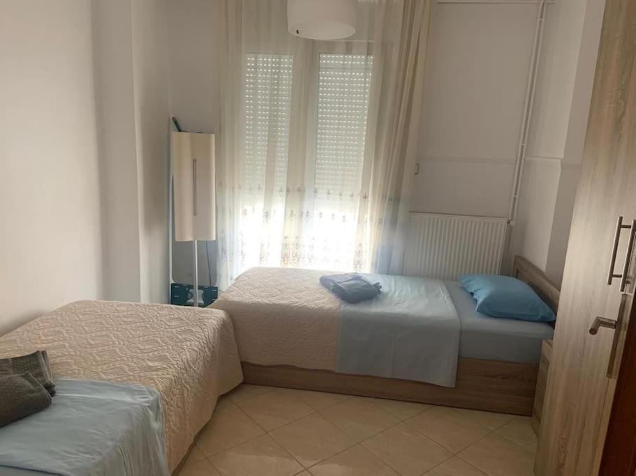 2 Bedroom Holiday Flat, Renovated, In The Centre Aszproválta Kültér fotó