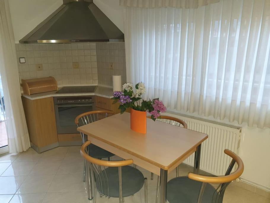 2 Bedroom Holiday Flat, Renovated, In The Centre Aszproválta Kültér fotó